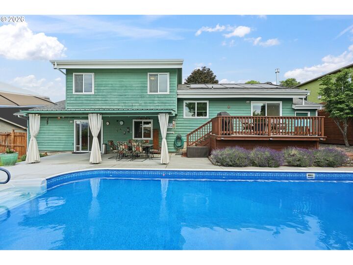 Property Photo:  2007 View Ct  OR 97058 