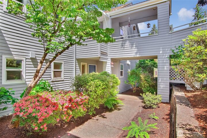 Property Photo:  4016  220th Place SE 1137  WA 98029 