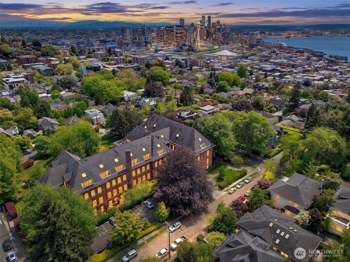 Property Photo:  1401  5th Avenue W 306  WA 98119 