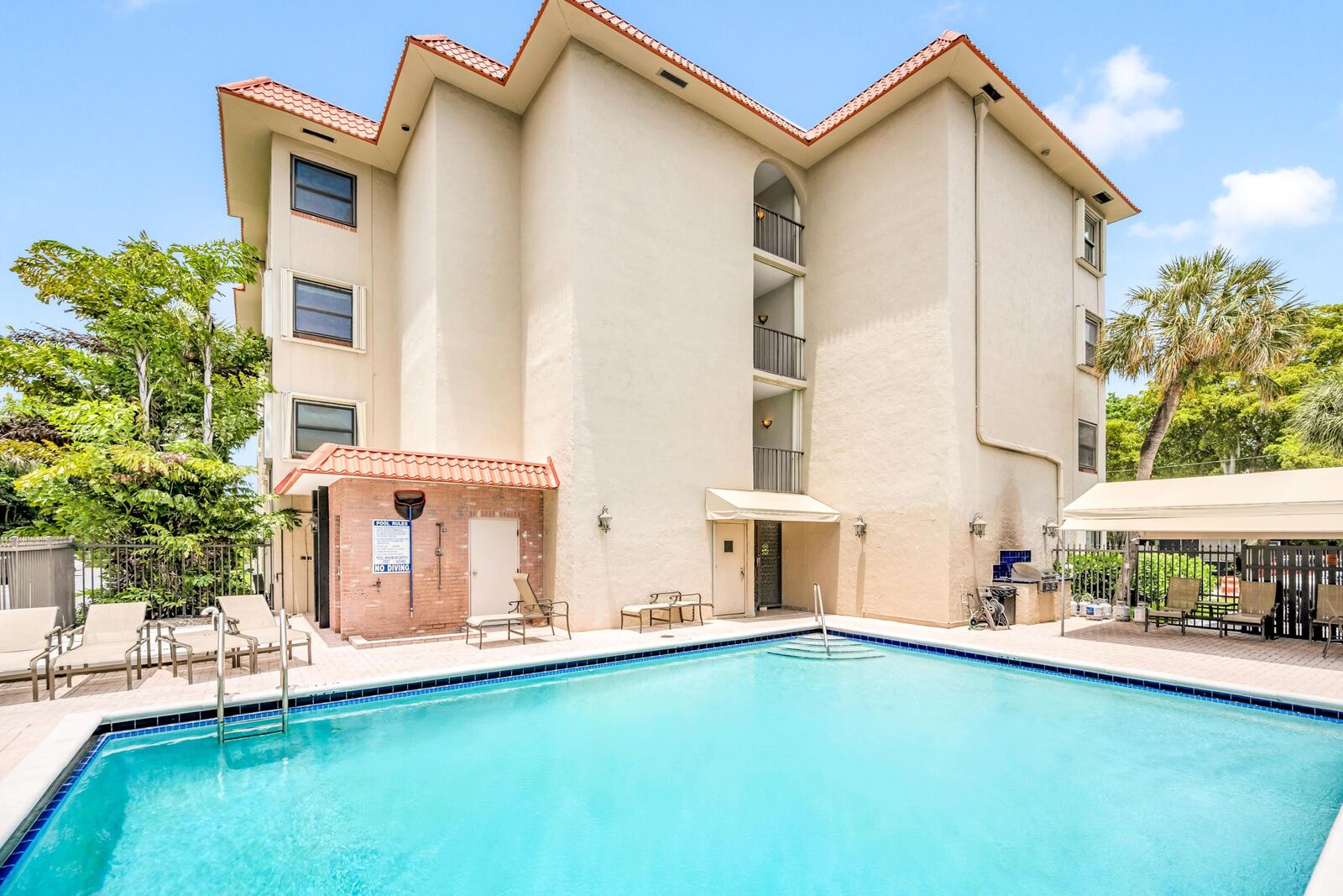 Property Photo: 615 NE 12th Avenue 312 FL 33304