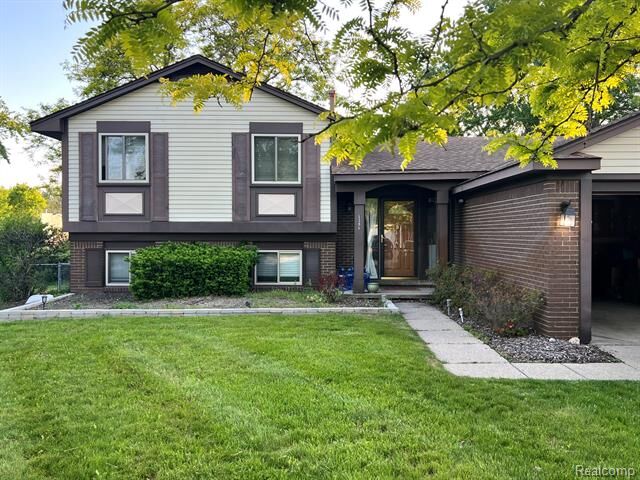 Property Photo:  5395 Timber Ridge Dr  MI 48346 
