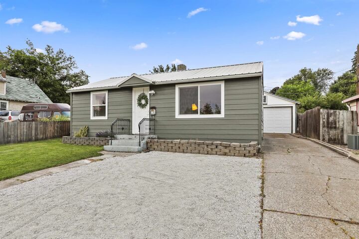 Property Photo:  1221 E Ermina St  WA 99207 