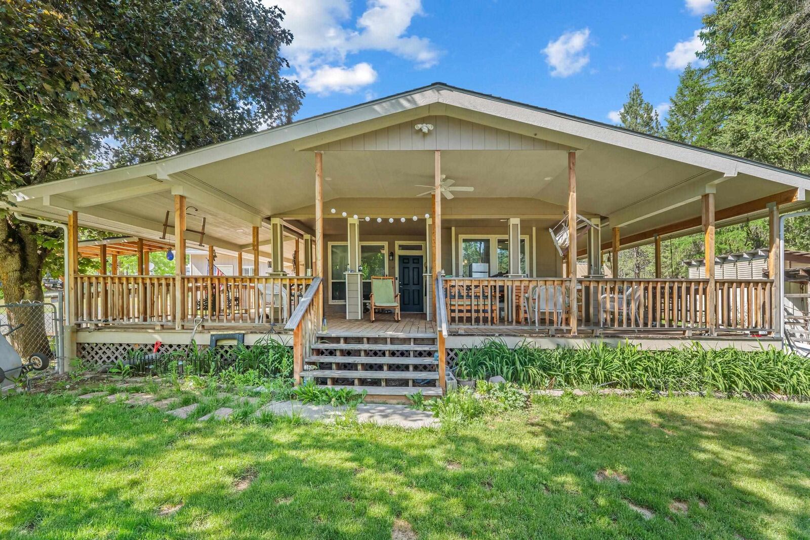 Property Photo: 614 Hegney Way WA 99114-9999