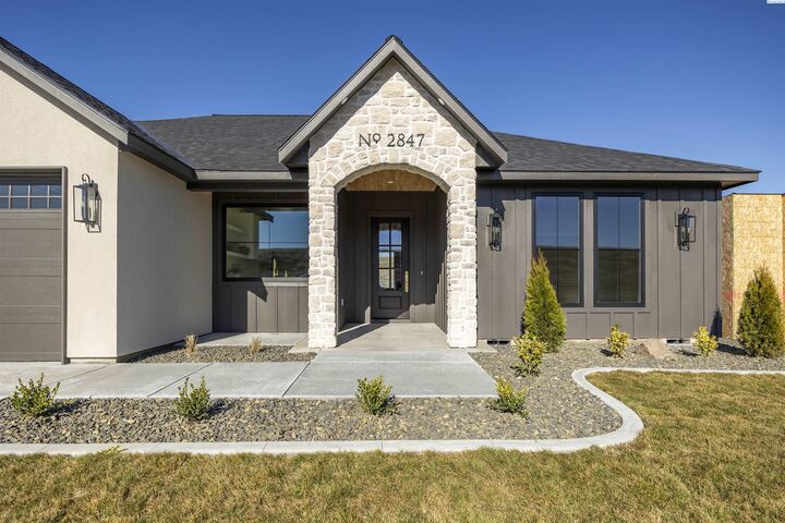 Property Photo: 2847 Savanna Ave WA 99352