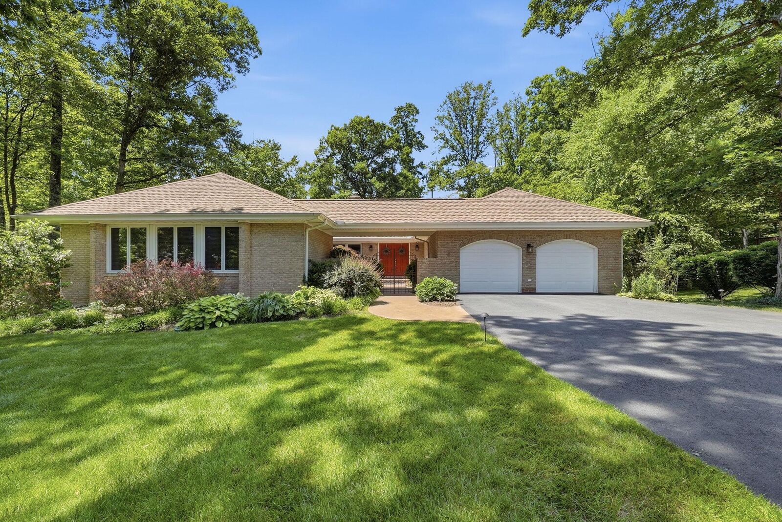 Property Photo: 7512 Rambling Ridge Drive VA 22039