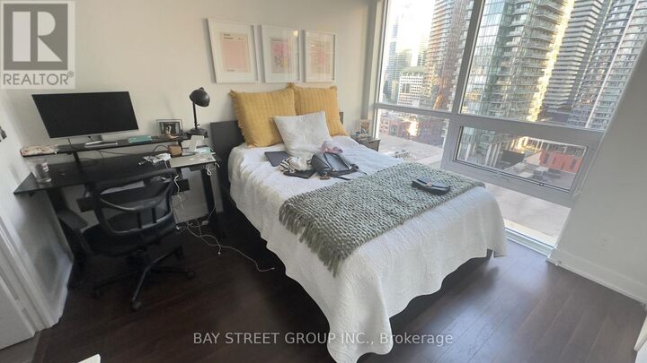 Property Photo: 318 Richmond Street West 1809 ON M5V 1X2
