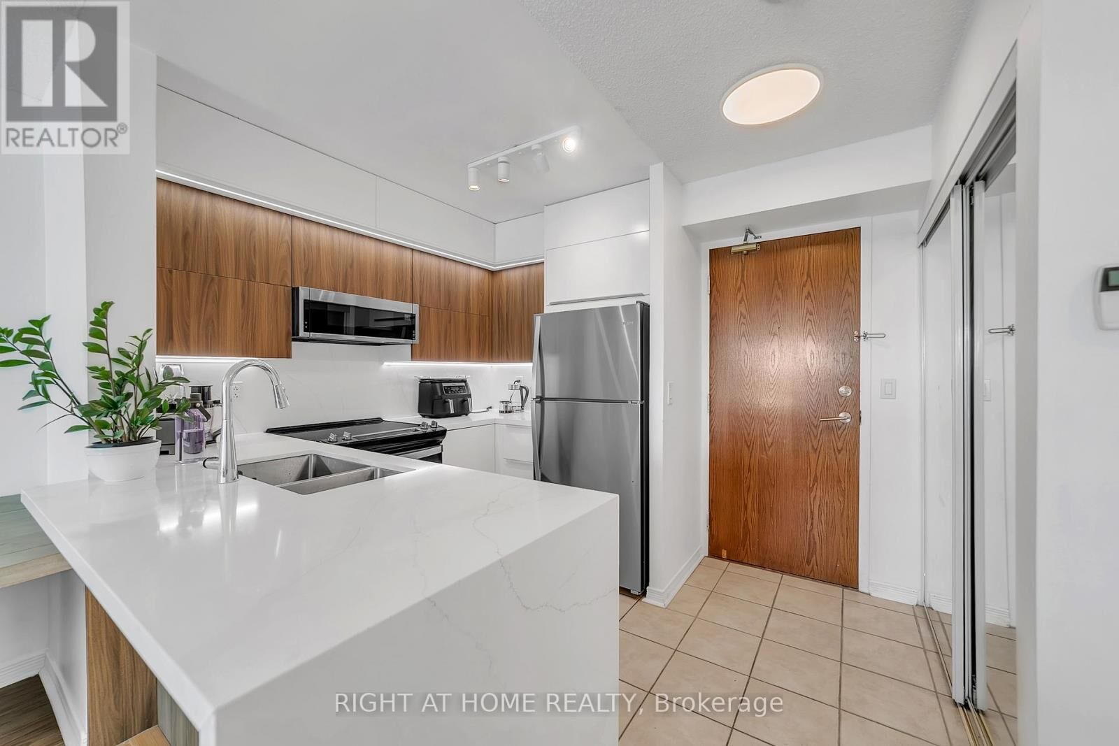 Property Photo:  11 Oneida Crescent 1202  ON L4B 0A1 