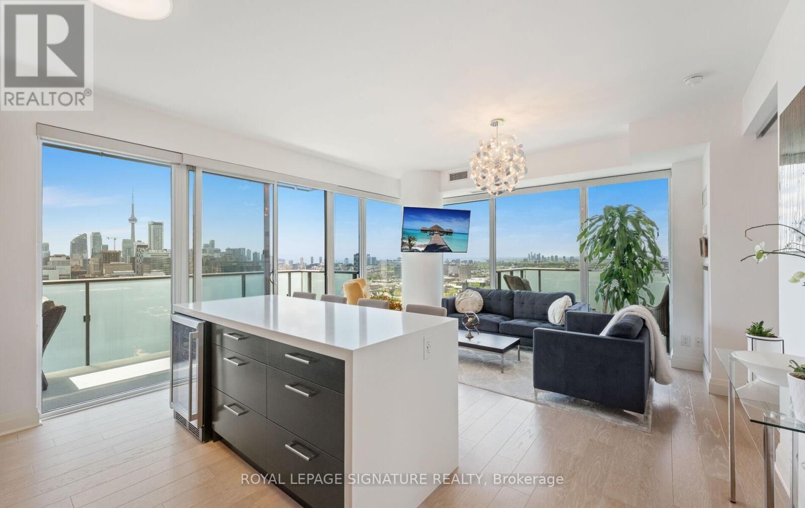 Property Photo: 65 St. Mary Street 2704 ON M5S 0A6