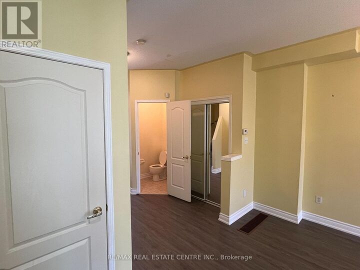 Property Photo: 435 Hensall Circle 178 ON L5A 4P1