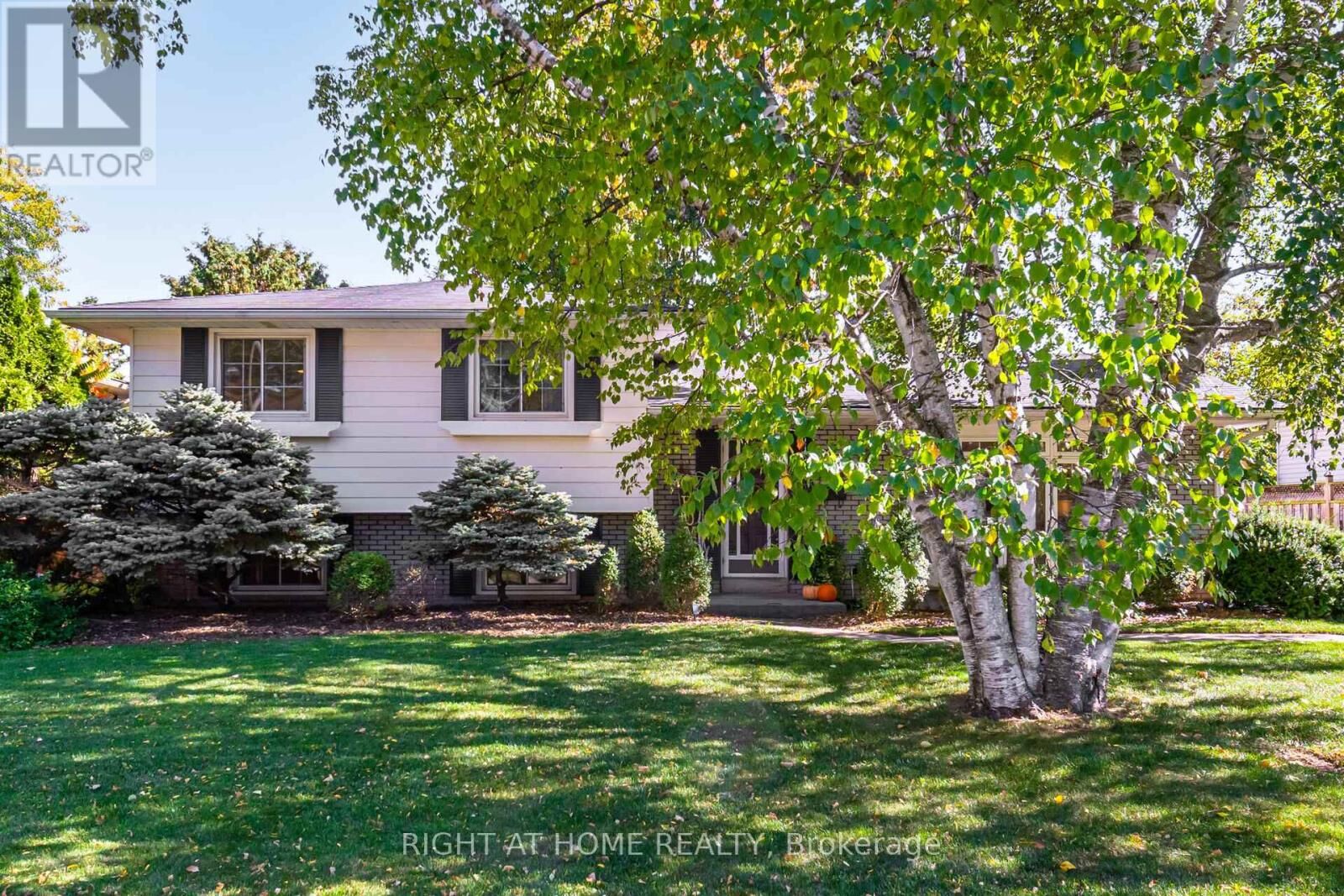 Property Photo: 5188 Cherryhill Crescent ON L7L 4C4