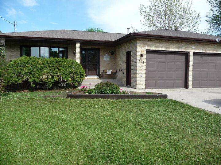 Property Photo: 202 Second St East Street MB R0A 0X0