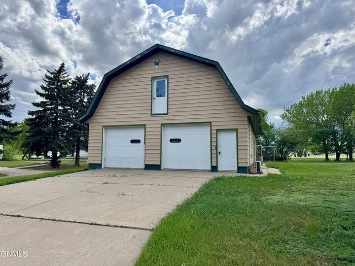 Property Photo:  417 4th Avenue SW  ND 58523 