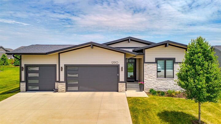 Property Photo:  1290 S Radley Street  IA 50266 