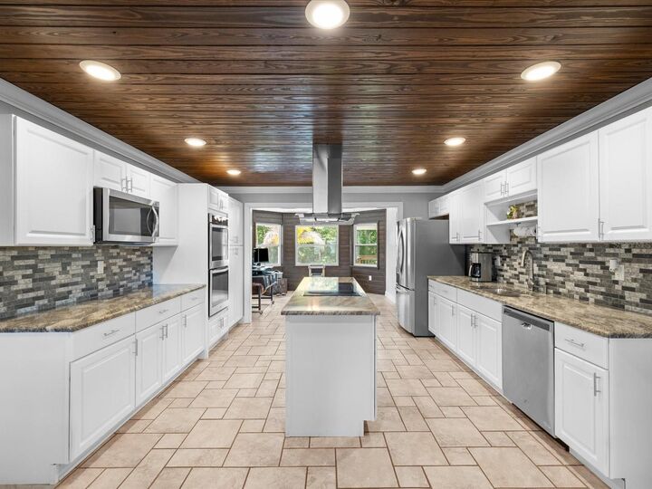 Property Photo:  5904 Springrun Court  FL 34690 