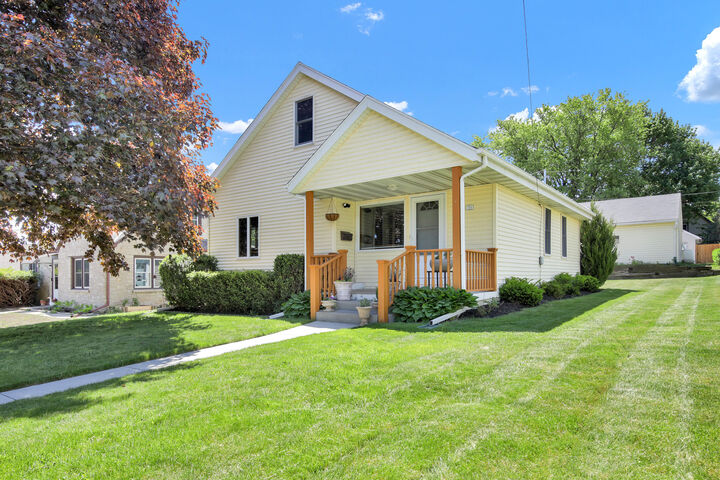 Property Photo:  721 W Larabee St  WI 53074 