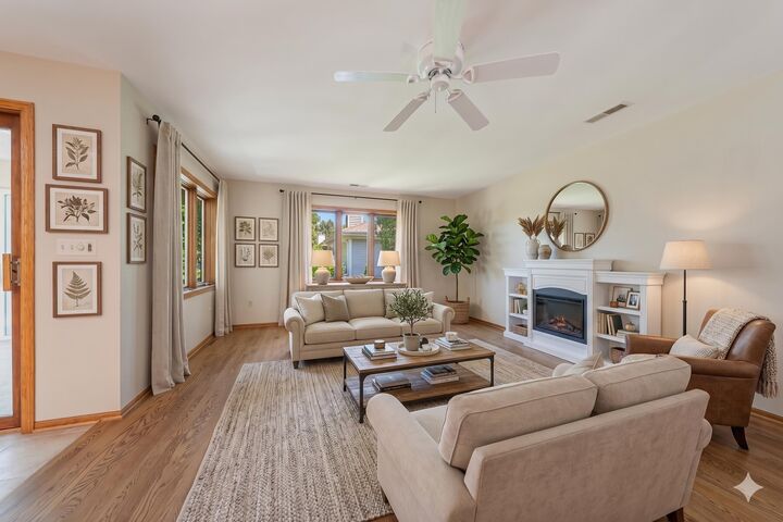 Property Photo: 11014 Mequon Square Dr WI 53092