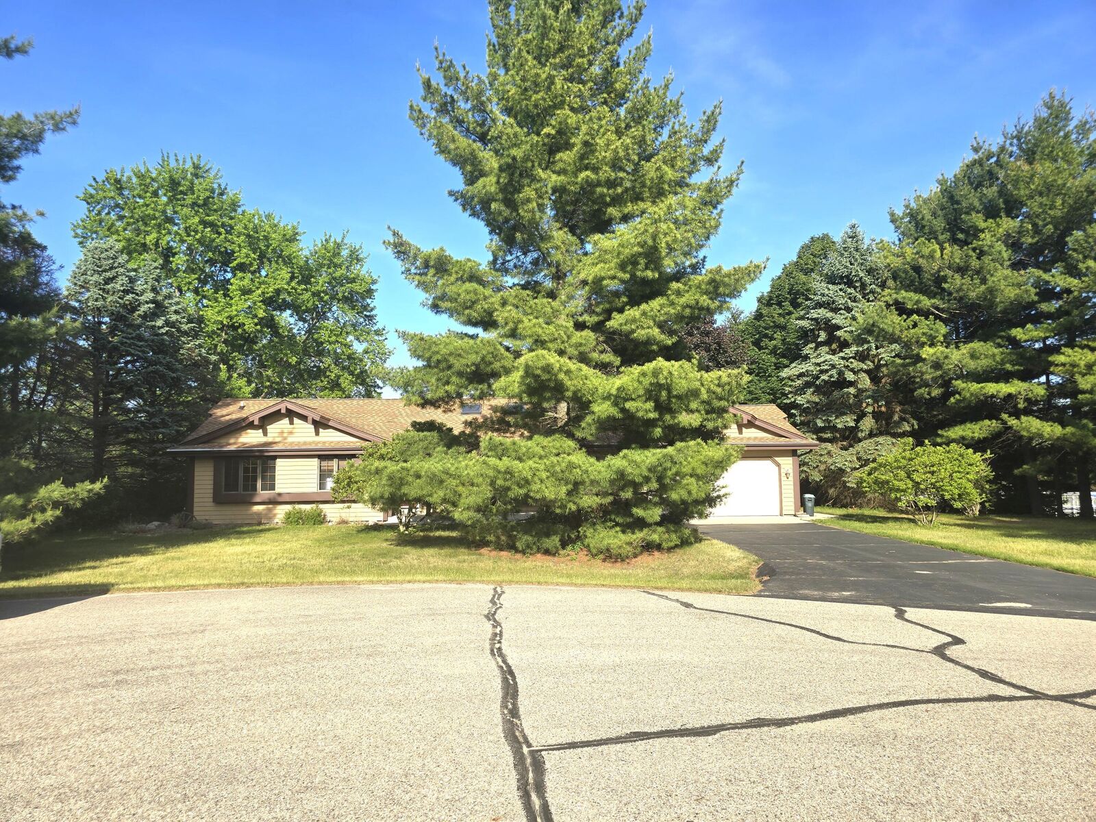 Property Photo:  W367s9700 Charnwood Ln  WI 53119 