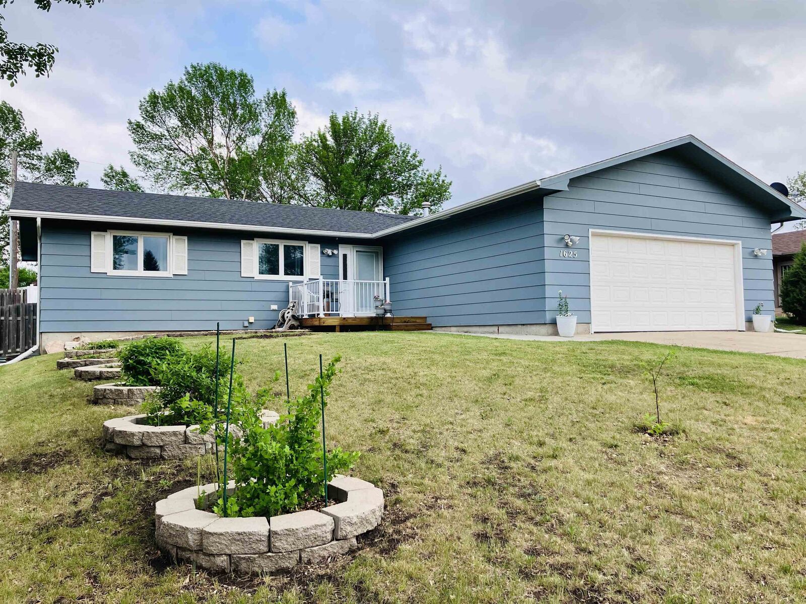 Property Photo:  1625 SW 11th St  ND 58701-0000 