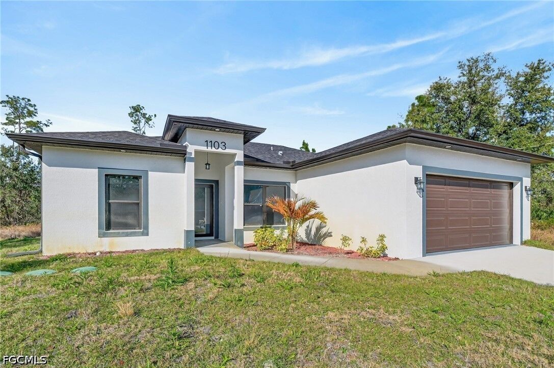 Property Photo:  1103 E 7th Street  FL 33972 