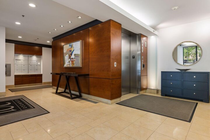 Property Photo:  301 Kenwood Parkway 302  MN 55403 