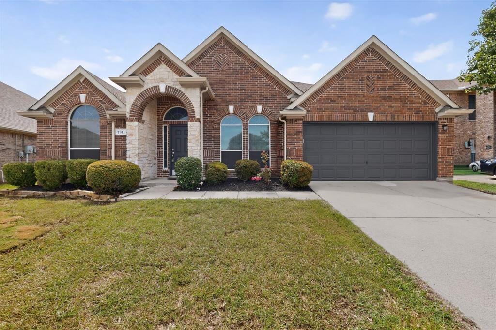 Property Photo: 7911 Decoy Drive TX 76002