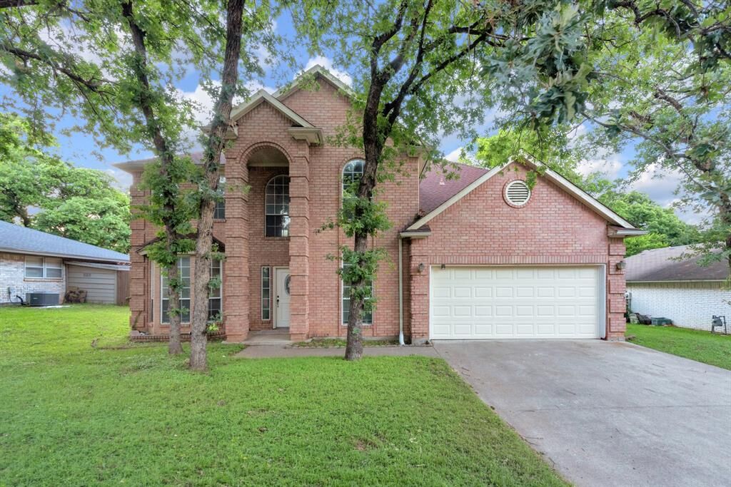 Property Photo: 2119 Twin Elms Drive TX 76012
