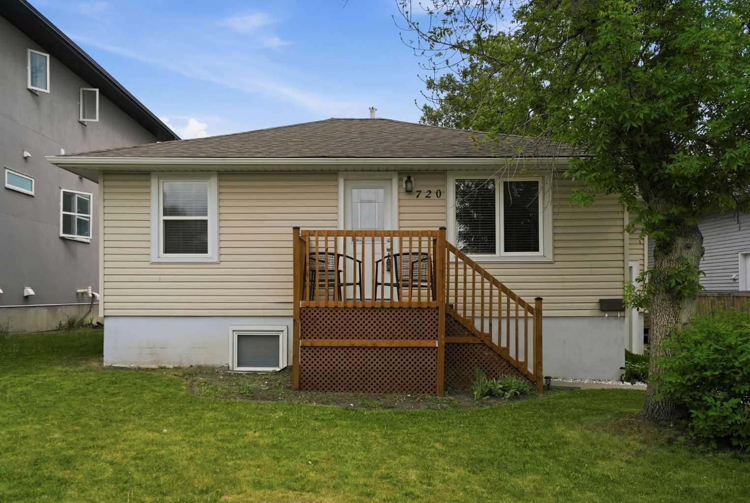 Photo de la propriété:  720 69 Avenue SW  AB T2V 0P2 