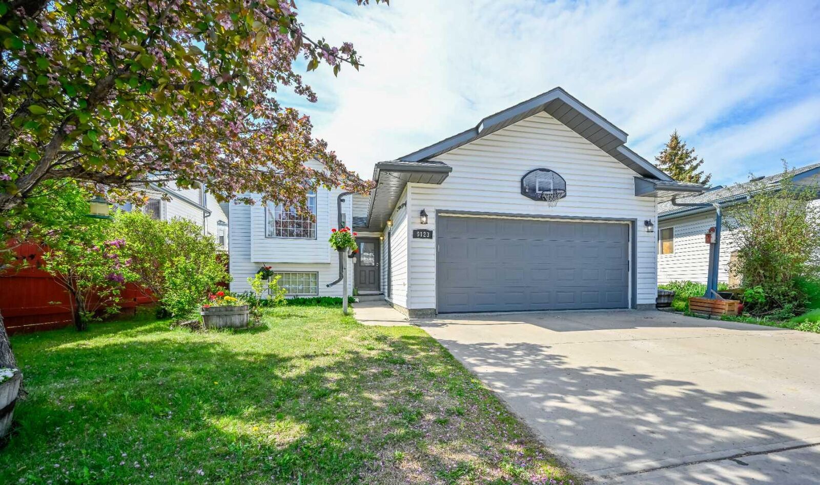 Property Photo:  9123 105 Avenue  AB T8H 1H7 