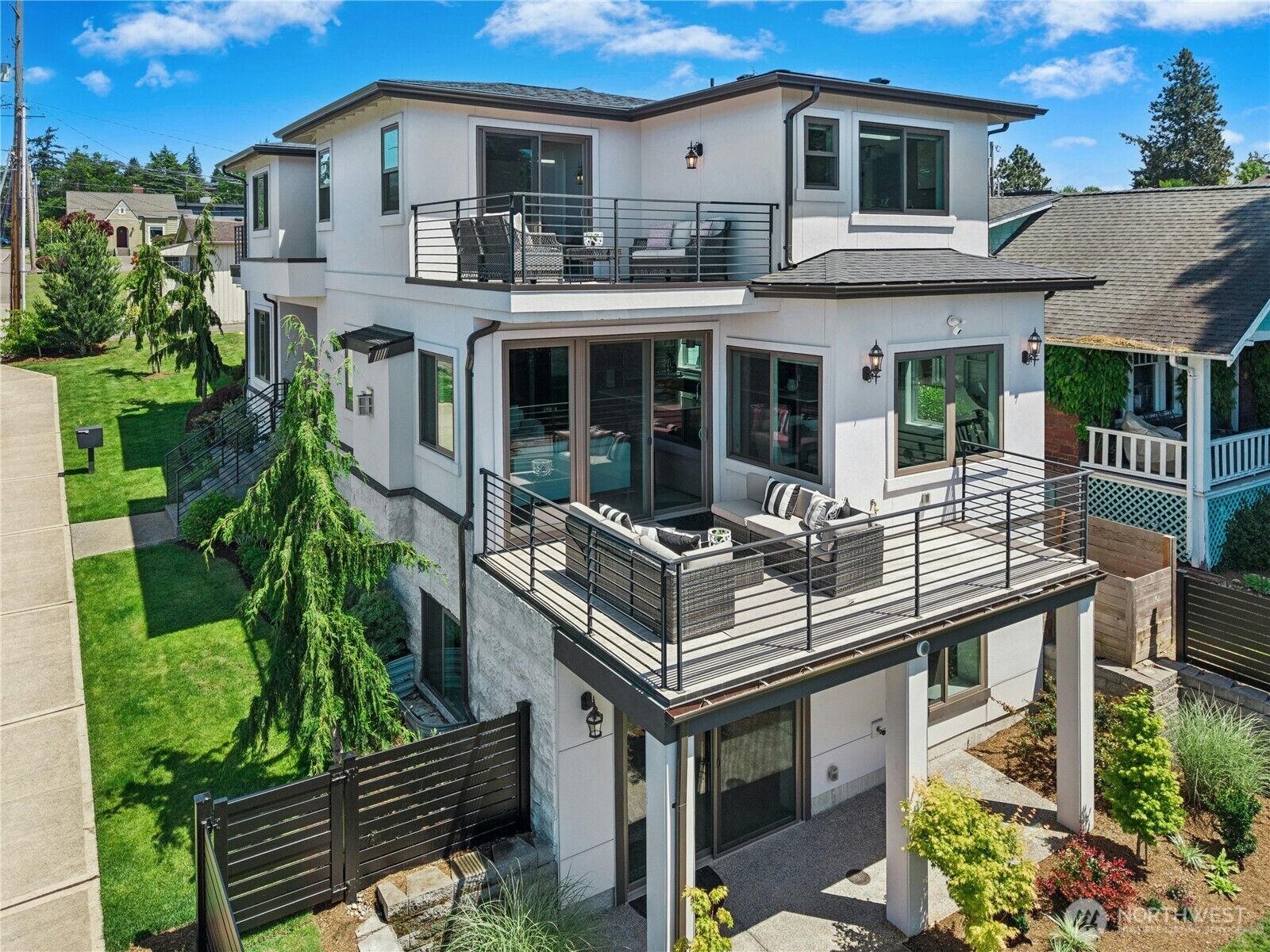 Property Photo: 1006 4th Street W WA 98033