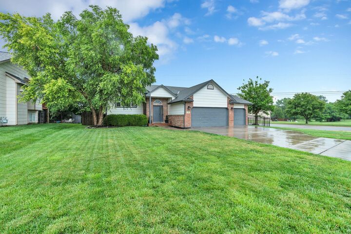 Property Photo:  610 W Gatewood Ln  KS 67002 