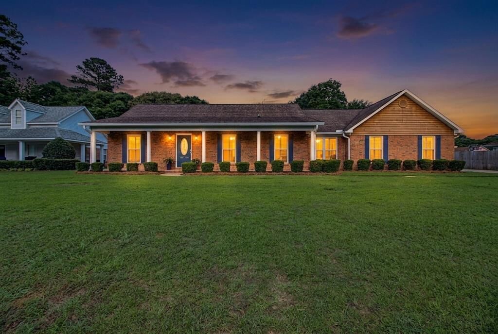 Property Photo:  104 Trenton Ct  AL 36305 
