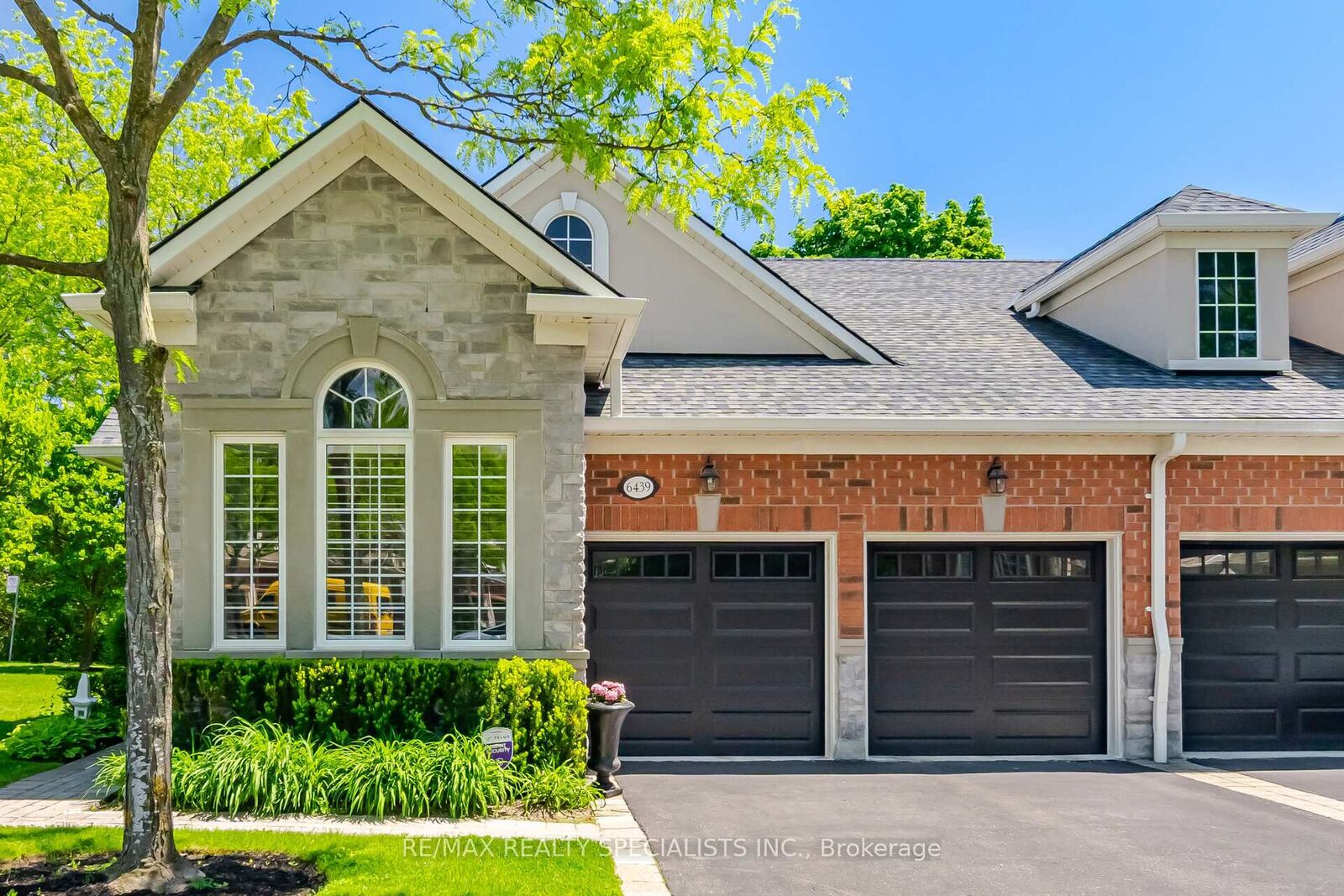 Property Photo: 6439 Rivergate Place ON L5N 8P8