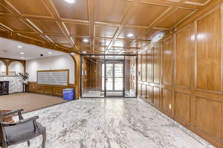 Property Photo: 3577 Derry Road E 906 ON L4T 1B3