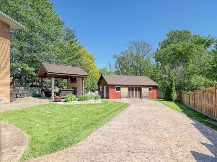 Property Photo: 43 Lynngate Grove ON N6K 3S7