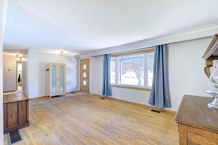 Property Photo:  210 Centre Street  ON L0N 1S4 