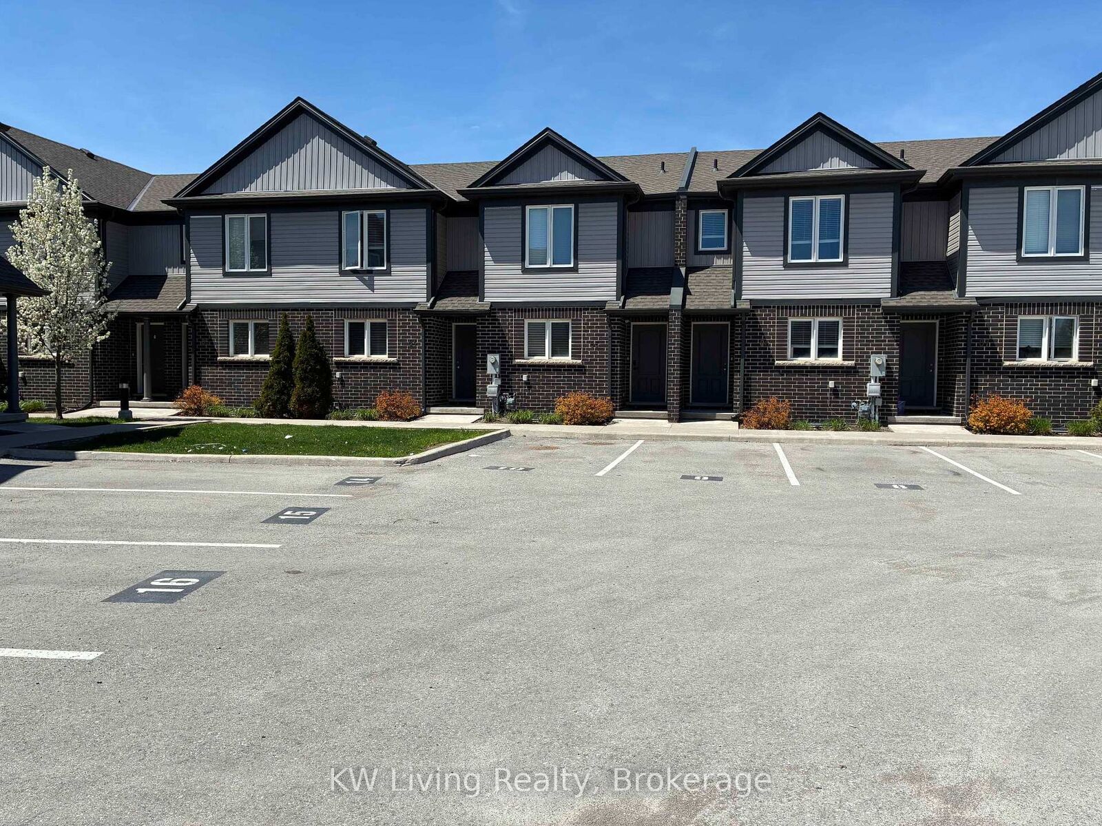 Property Photo: 7768 Ascot Circle 86 ON L2H 3P9