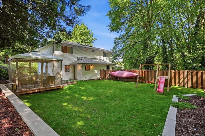 Property Photo: 184 Westwood Rd #B BC V9R 6R8