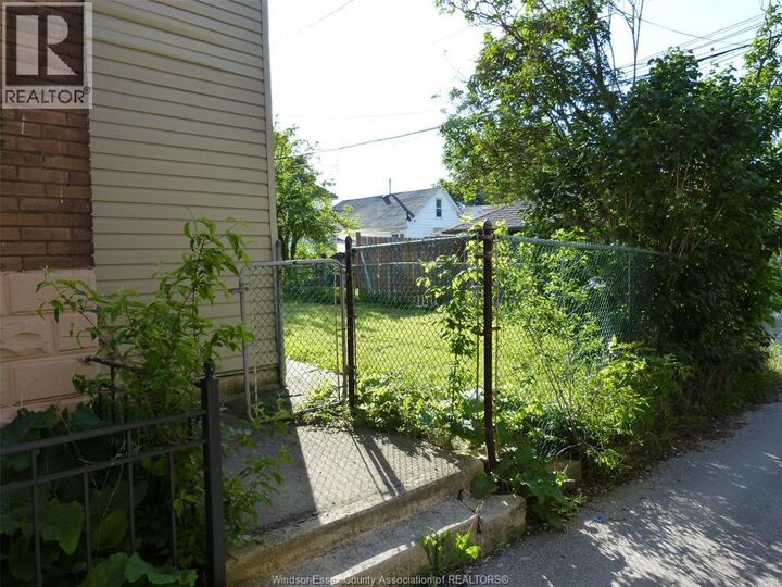Property Photo:  1140 Giles Boulevard East  ON N9A 4G4 
