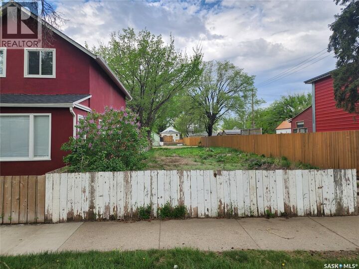 Property Photo:  403 H Avenue S  SK S7M 1W6 