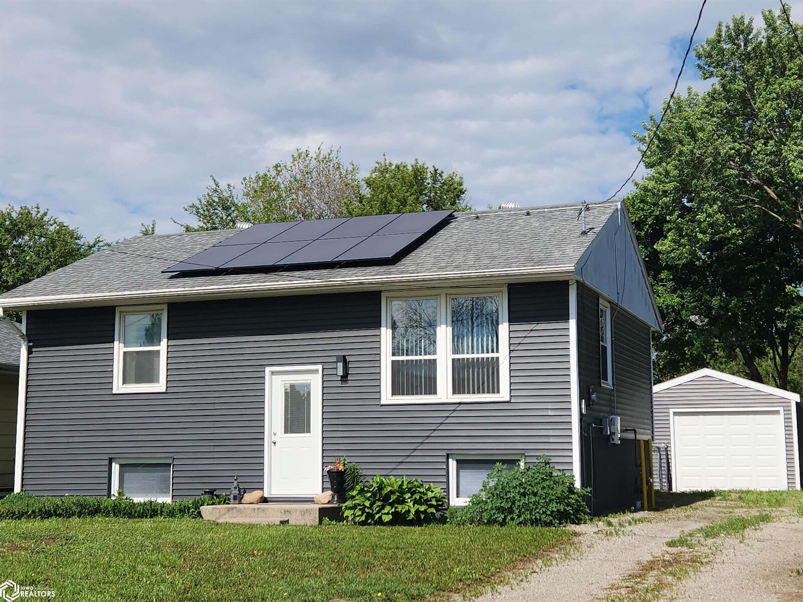 Property Photo: 1320 S Hampshire Avenue IA 50401