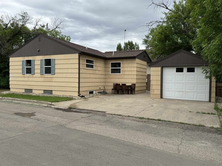 Property Photo:  509 NW 4th St  ND 58703 