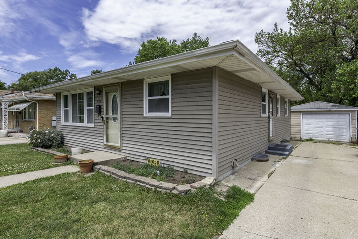 Property Photo:  2528 Lucia Avenue  IL 60085 