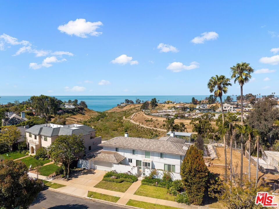 Property Photo:  525 Alma Real Drive  CA 90272 