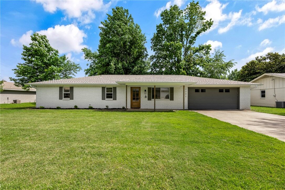 Property Photo: 2202 SE 16th Street AR 72712