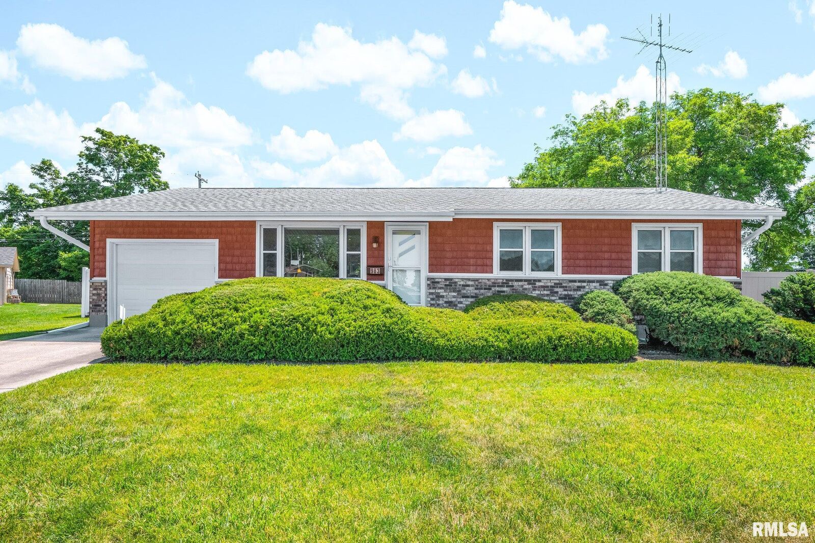 Property Photo:  983 Dayton Court  IL 61401 