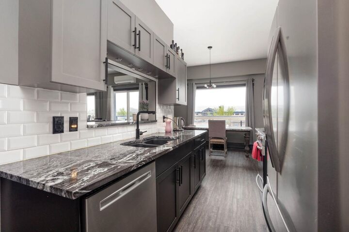 Property Photo:  8026 Franklin Avenue 202  AB T9H 5K3 