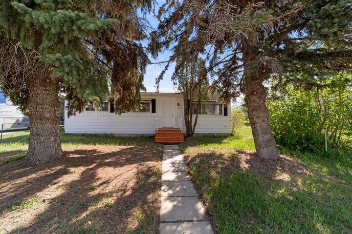 4911 54 Avenue — photo 1