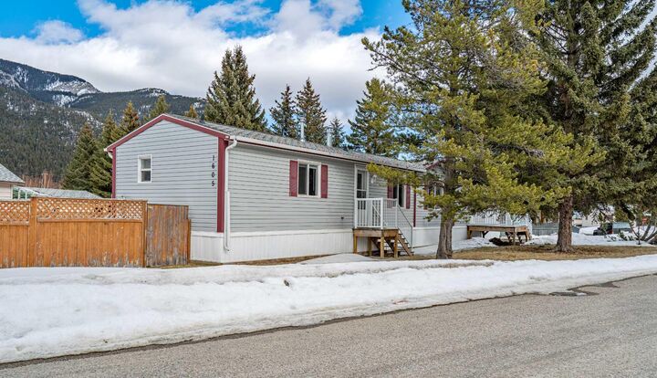 Property Photo: 1605 129 Street AB T0K 0E0