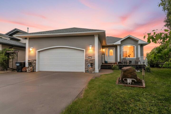Property Photo:  210 Morris Place  AB T0M 0W0 