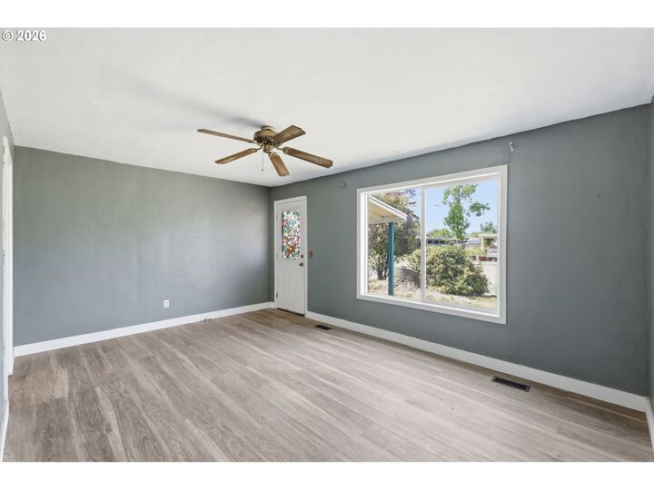 Property Photo:  5135 C St  OR 97478 